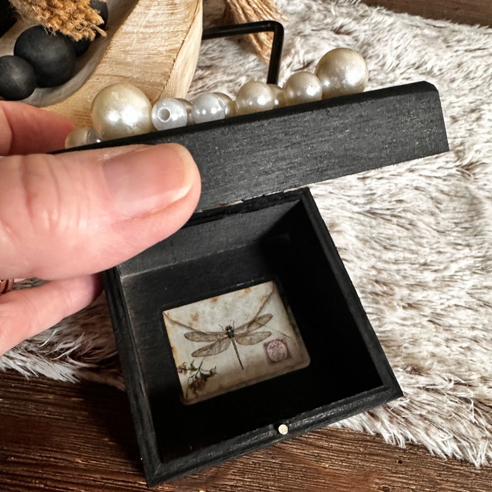 Hand crafted Pearl Cluster black wood trinket box - Picture 4 of 12